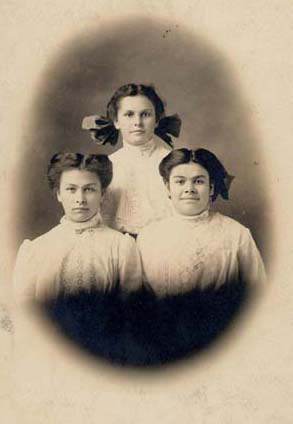 Siebler, Martha (Bremer) with sisters 11-17-1911